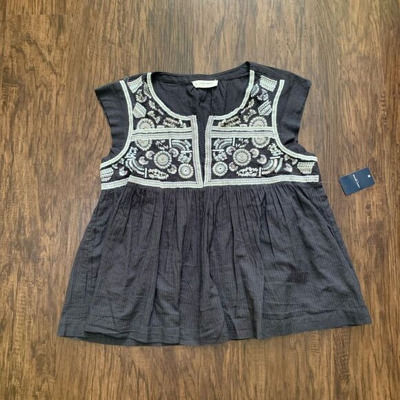 Lucky Brand Tops - Lucky brand embroidered Flutter sleeve top size L